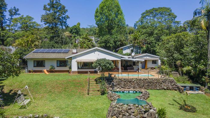 Kloof Central House For Sale: 4 beds, solar power, expansive 4651m² lot.