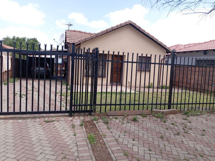 For Sale: Danville House with 3 Bedrooms, Garage, Yard, and Storage Space.