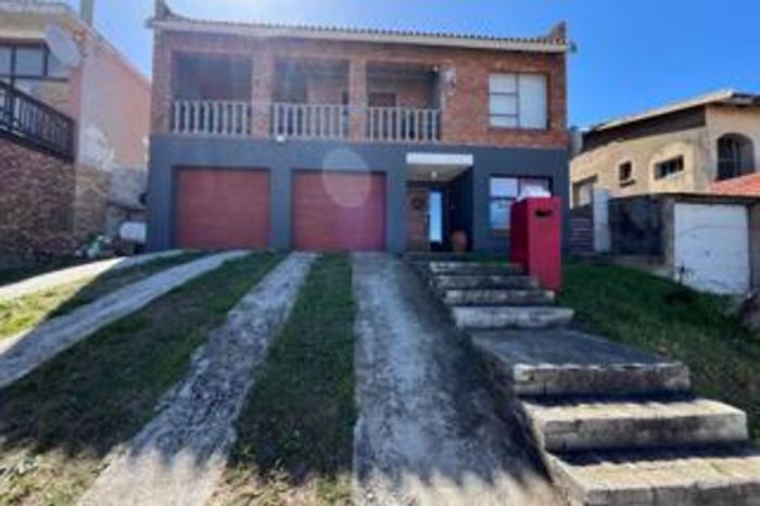 For Sale: House in Gelvandale with 3 bedrooms, study, double garage, and flatlet.