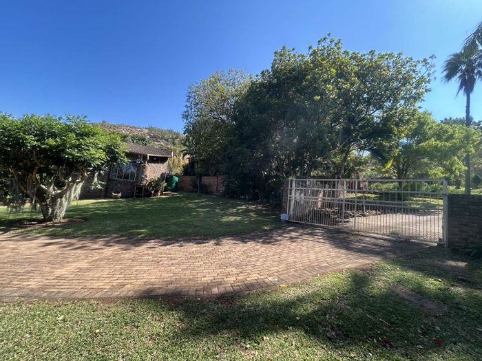 Spacious Steiltes house for sale: 6 bedrooms, pool, game room, granny flat.