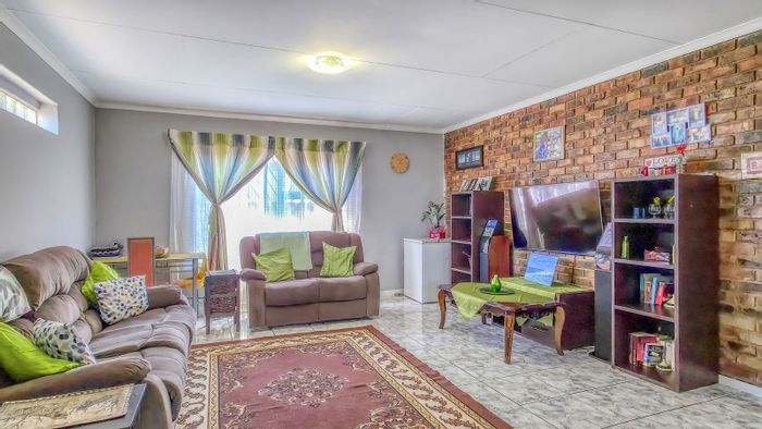 Lindhaven Townhouse For Sale: 2 Bedrooms, private garden, secure complex, pet-friendly.