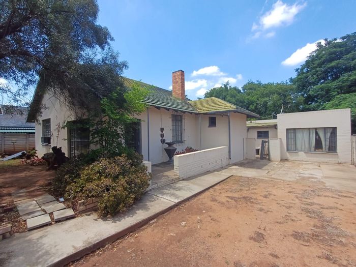 For Sale: House in Stilfontein Ext 1 with flatlet, double garage, and spacious living.