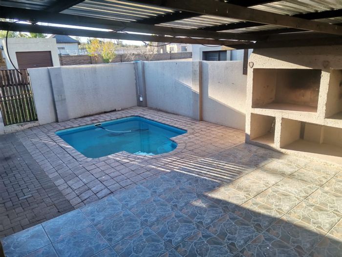 Kuruman Central Townhouse To Rent: 4 bedrooms, pool, secure estate living.