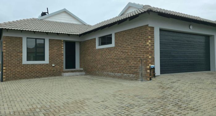 3-bedroom townhouse in Secunda Central with double garage and water backup. To Rent.