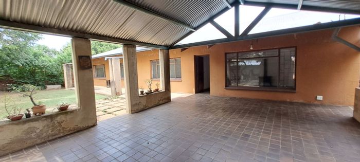 Kilner Park House For Sale: 3 bedrooms, studio, braai area, and ample parking.