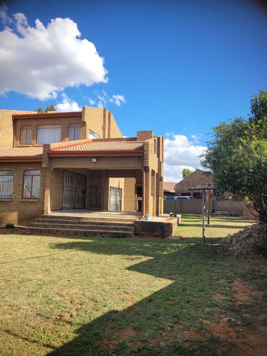 For Sale: Spacious Reyno Ridge House with 4 Bedrooms, Double Garage, and Outdoor Patio.