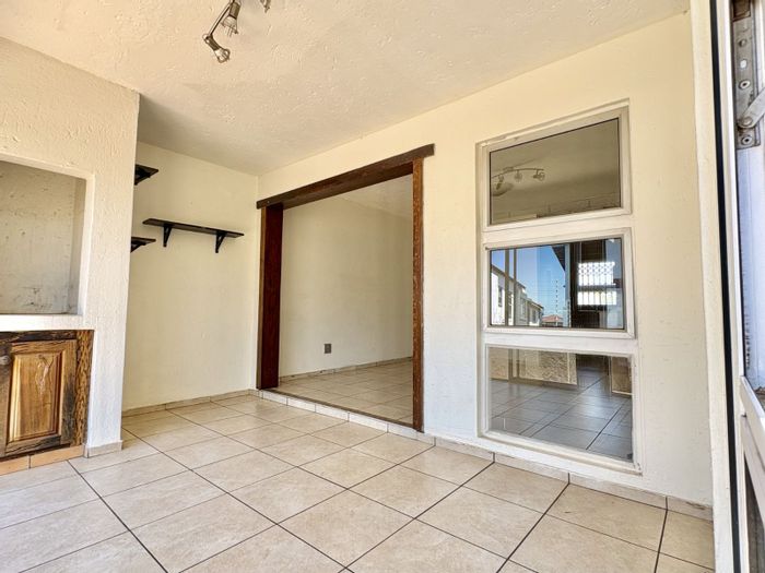 South Crest Apartment To Rent: 2 beds, pool, secure complex, great views.