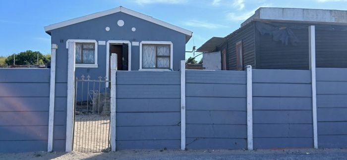 For Sale: 1 Bedroom House in Tafelsig with Spacious Grounds and Enclosed Yard.