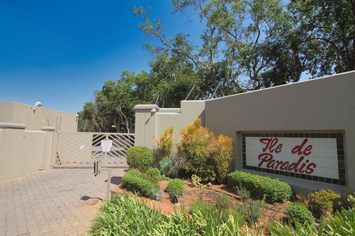 Robindale Townhouse For Sale: Lake views, clubhouse, pool, secure living.