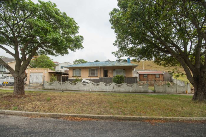 For Sale: House in Newton Park with 3 bedrooms, pool, garage, and outbuilding.