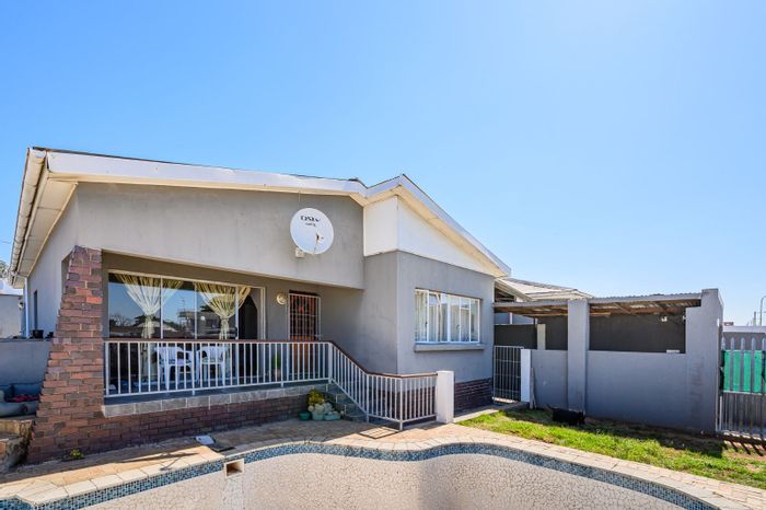 Korsten House For Sale: 4 bedrooms, flatlet, pool, tandem carport, close to transport.