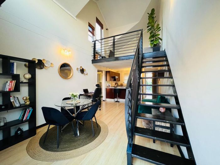 Sunninghill Apartment For Sale: 1-bedroom loft, private balcony, clubhouse, secure parking.