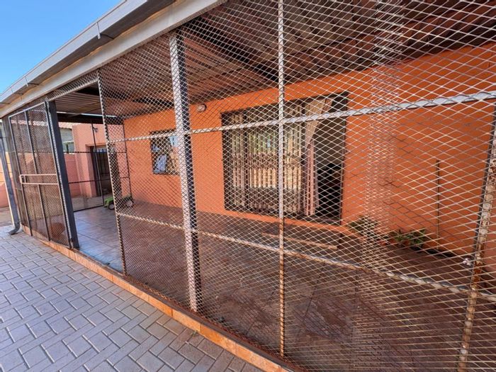 For Sale: House in Riviera with 2 bedrooms, large garden, and security features.