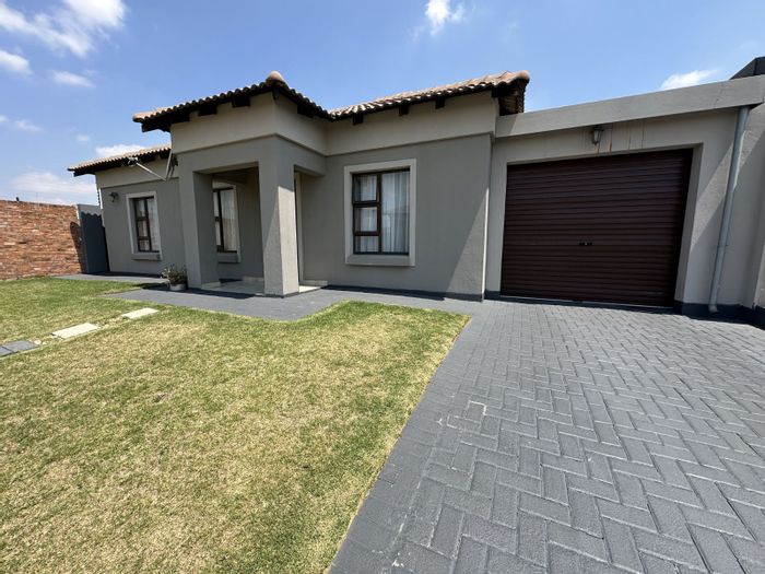 For Sale: 3-Bedroom Townhouse in Terra Nova with secure parking and amenities.