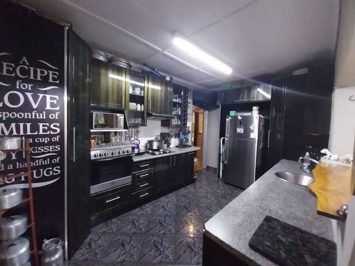 Dual-living 5-bedroom house for sale in White River Ext 3 with ample amenities.