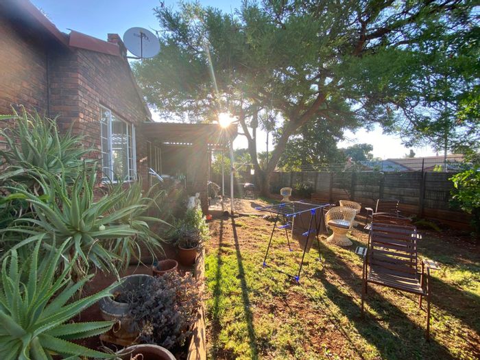 Garsfontein Townhouse For Sale: 3 Bedrooms, Pet-Friendly Garden, Double Garage.