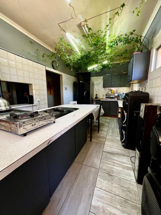 For Sale: De Bruinpark house with 4 bedrooms, flat, and spacious yard.