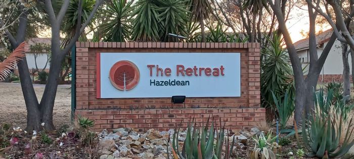 Townhouse For Sale in The Retreat: 3 bedrooms, pools, clubhouse, and scenic walking paths.