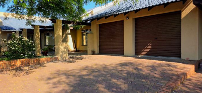 Secunda Central House To Rent: 4 bedrooms, study, large entertainment area, double garage.
