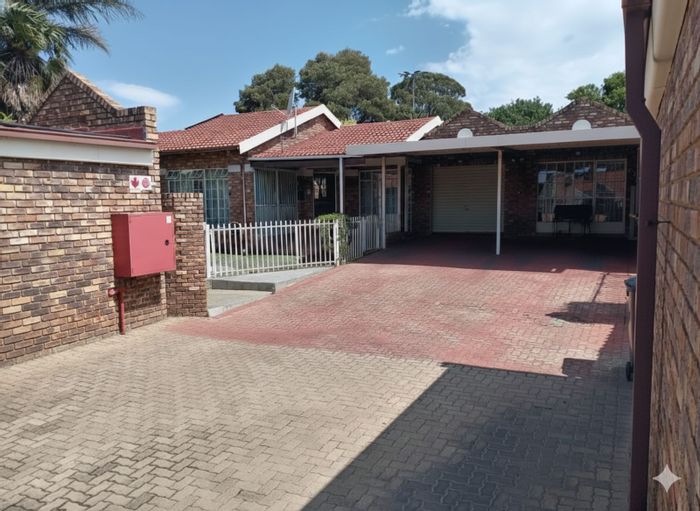 For Sale: 2 Bed, 2 Bath Cluster in Florida with gardens and 24-hour security.