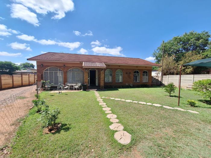 Spacious 6-bedroom house in Modimolle Central with flatlet and double garage for sale.