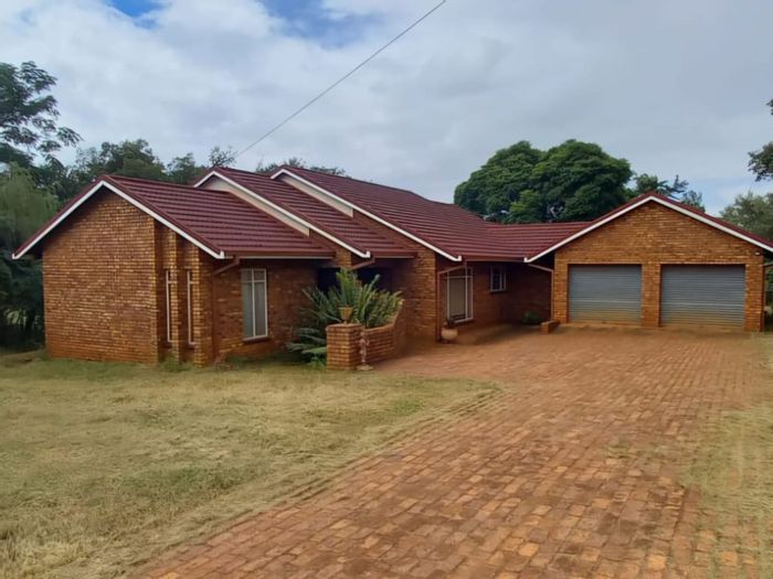 Spacious Laersdrif house for sale with 4 bedrooms, double garage, and versatile outside room.