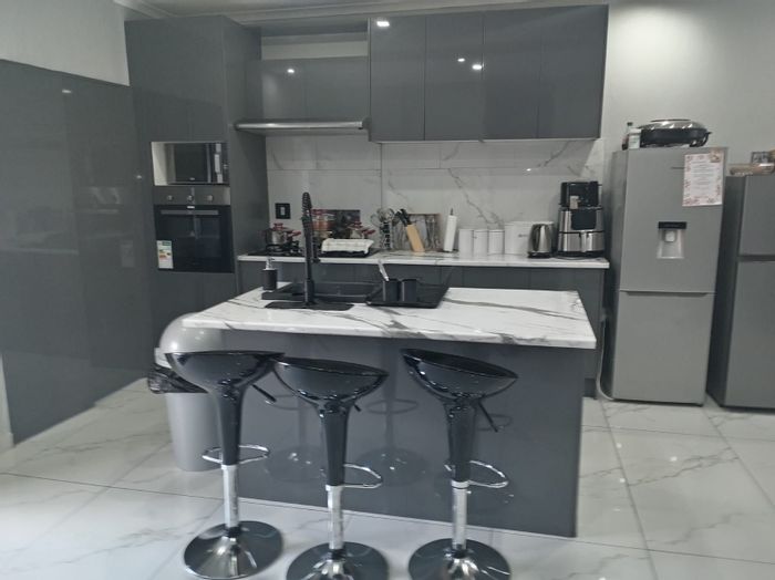 For Sale: Greymont House with 3 Beds, Pool, and Ample Parking.