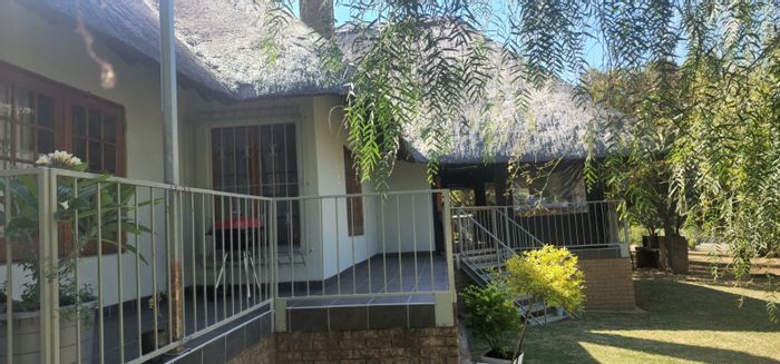 House for Sale in Vaal Marina Central: 4 Bedrooms, fireplace, expansive garden, potential expansion.