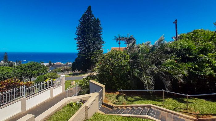 For Sale: House in Compensation Beach with pool, sea views, and spacious layout.