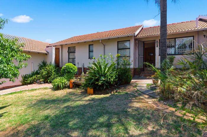 Wilgeheuwel House For Sale: Spacious home with cottage, pool, and ample amenities.