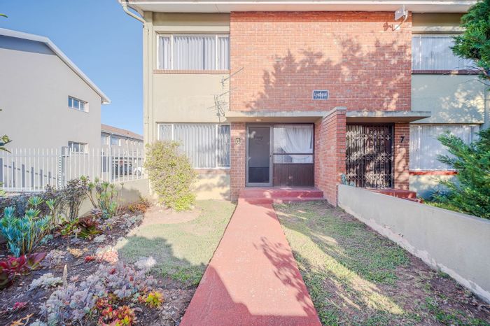 Linton Grange Apartment For Sale: Two bedrooms, private courtyard, near Verkenner School.