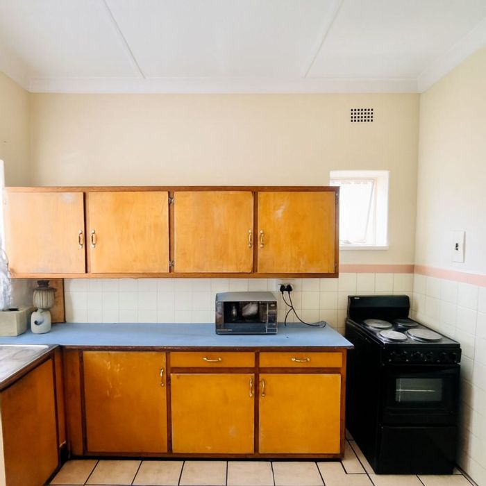 2-Bedroom Apartment in Florida: Open-plan living, parking, near schools and shops. For Sale.