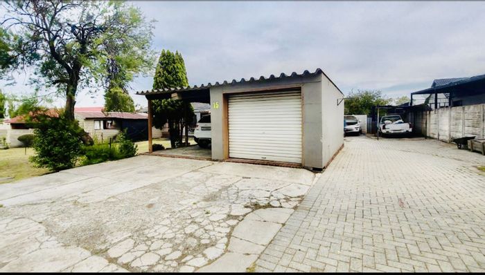 Cosmosrand House For Sale: Three bedrooms, two flatlets, garage, strong rental potential.