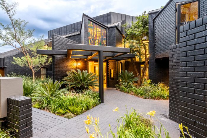 Waterkloof House For Sale: 6 beds, flatlet, pool, solar system, security features.