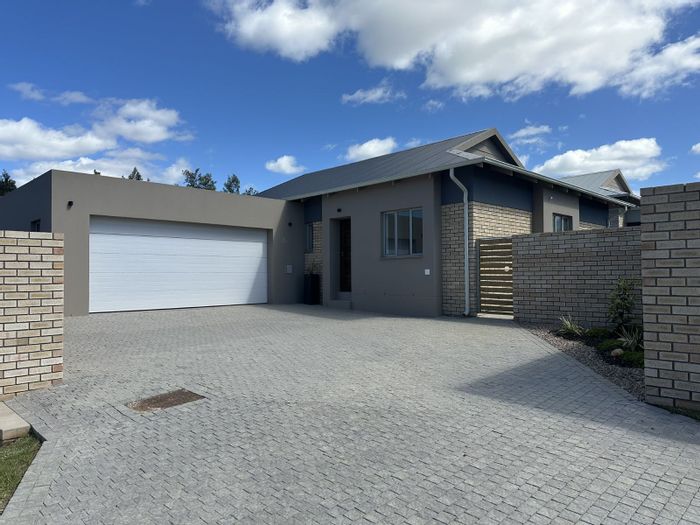 For Sale: Townhouse in Hansmoeskraal AH with 3 beds, inverter, private garden.