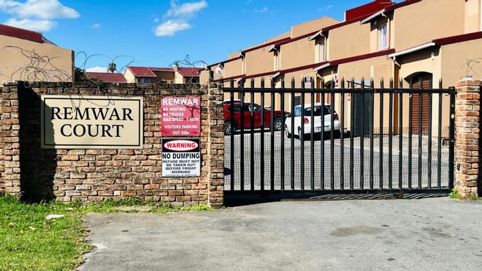 For Sale: 3-Bedroom Townhouse in King Williams Town Central with garage and garden.