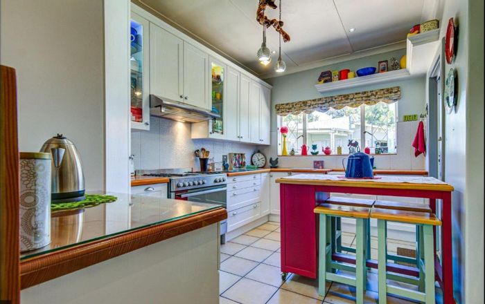 4-bedroom house with outbuilding, 3 garages, and pre-paid utilities in Rhodesfield. To Rent.