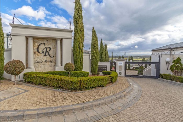 For Sale: House in Heldervue with 3 bedrooms, study, and outdoor braai patio.