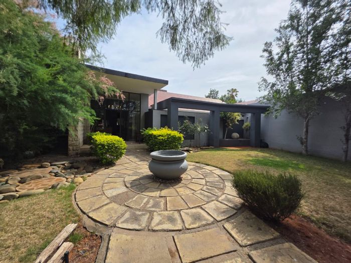 For Sale: House in Monument Heights with pool, flatlet, and security features.