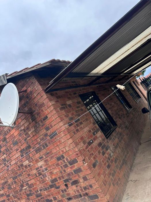 Elandspoort House For Sale: 3 bedrooms, open-plan living, pet-friendly yard.