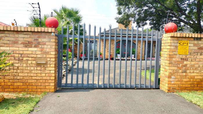 House for Sale in Carletonville Central: 3 beds, study, flatlet, entertainment area.