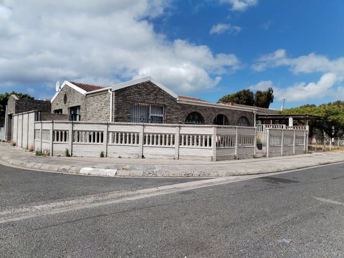 Westridge House For Sale: 3 Bedrooms, braai area, secure parking, near amenities.