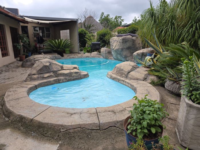 For Sale: Secunda Central House with 6 bedrooms, solar system, pool, and security.