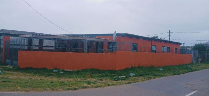 For Sale: House in Kwanonqaba with 5 bedrooms, multiple bathrooms, and secure parking.