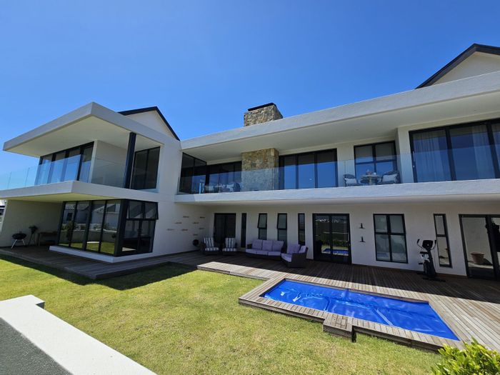 For Sale: House in Kingswood Golf Estate with pool, bar, and mountain views.