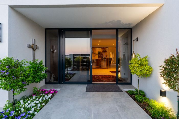 For Sale: House in Kingswood Golf Estate with pool, bar, and mountain views.