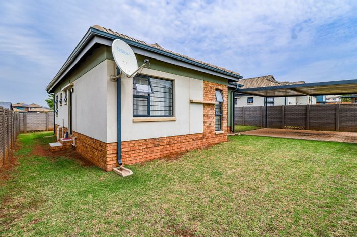 House for Sale in Lotus Gardens: 3 Bedrooms, large garden, carport for 2 cars.