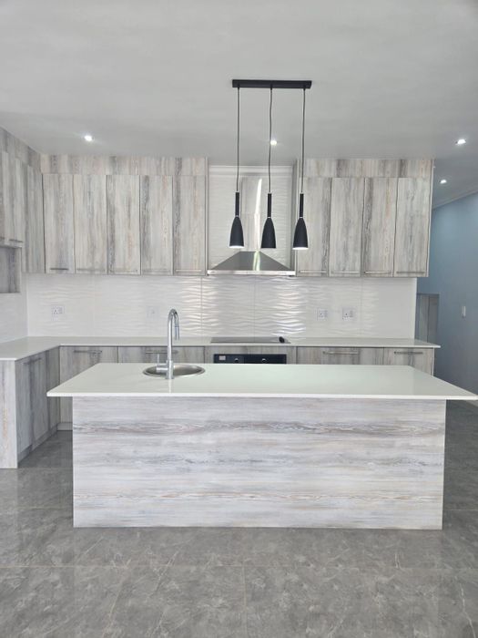 House For Sale in Mount Royal Golf Estate: 3 beds, pool, golf access, secure living.