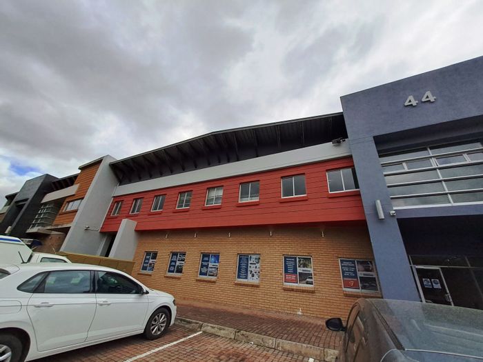 36m² Office to Rent in Nelspruit Ext 2 with air conditioning and parking.