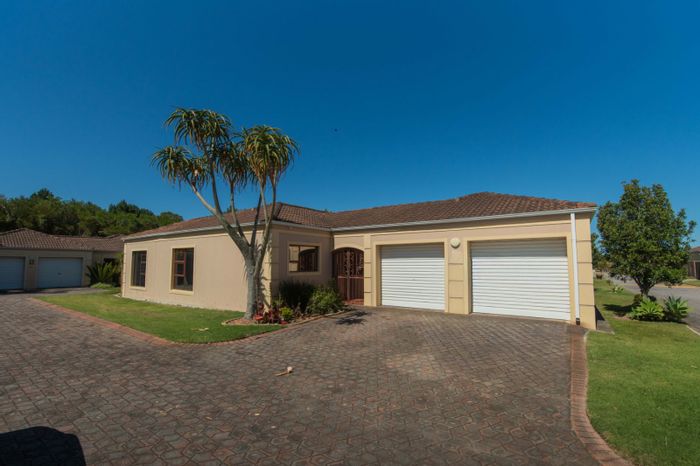 For Sale: Spacious Lorraine townhouse with garden, garage, and open-plan living.